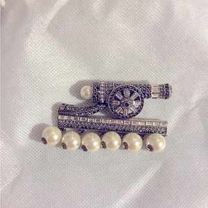 Heidi Daus brooch new